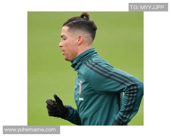 足球明星辫子发型的魅力与风格解析以及对球场形象的影响